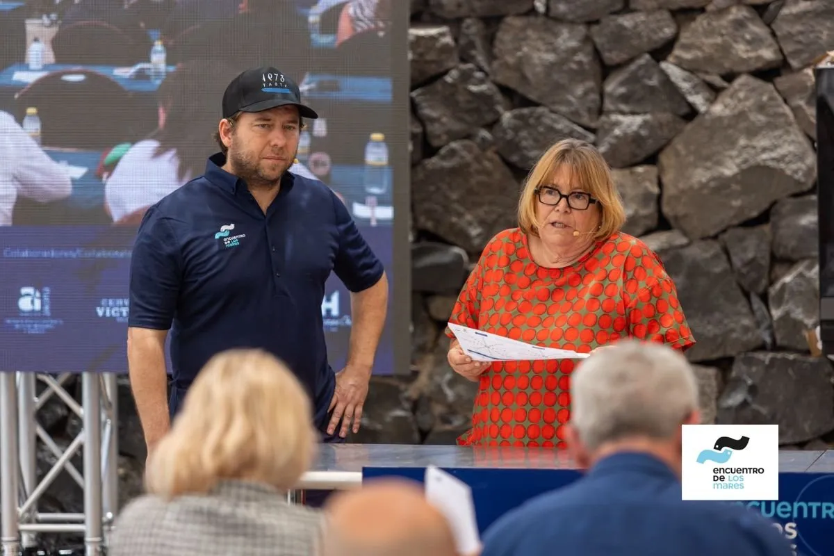 Diego Schattenhofer junto a una ponente en el escenario del Encuentro de los Mares