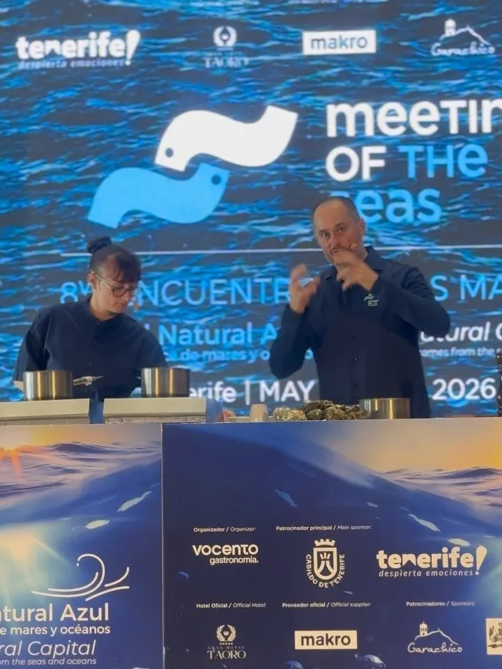Un cocinero con micrófono de diadema explica una elaboración con ostras y cazos de cobre ante el photocall del 8º Encuentro de los Mares