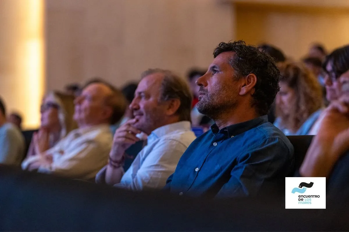 Attendees following a presentation in the auditorium of the VI Encuentro de los Mares