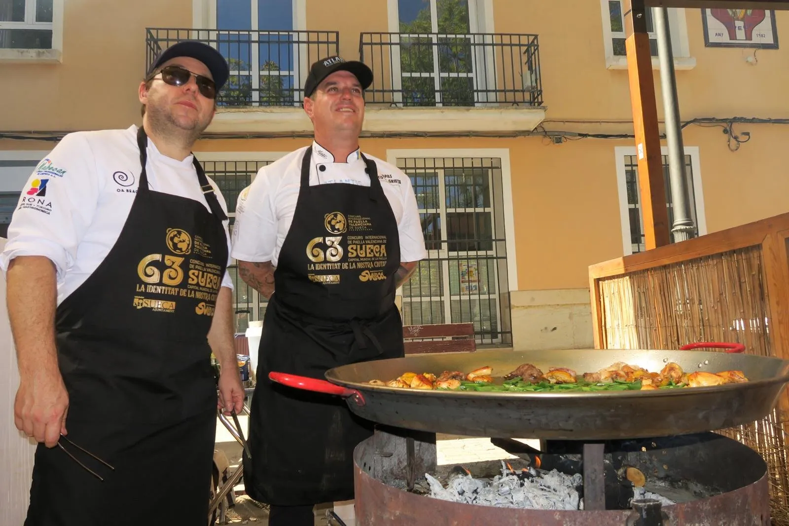 Aday Martín and Diego Schattenhofer next to the paella at the Sueca competition