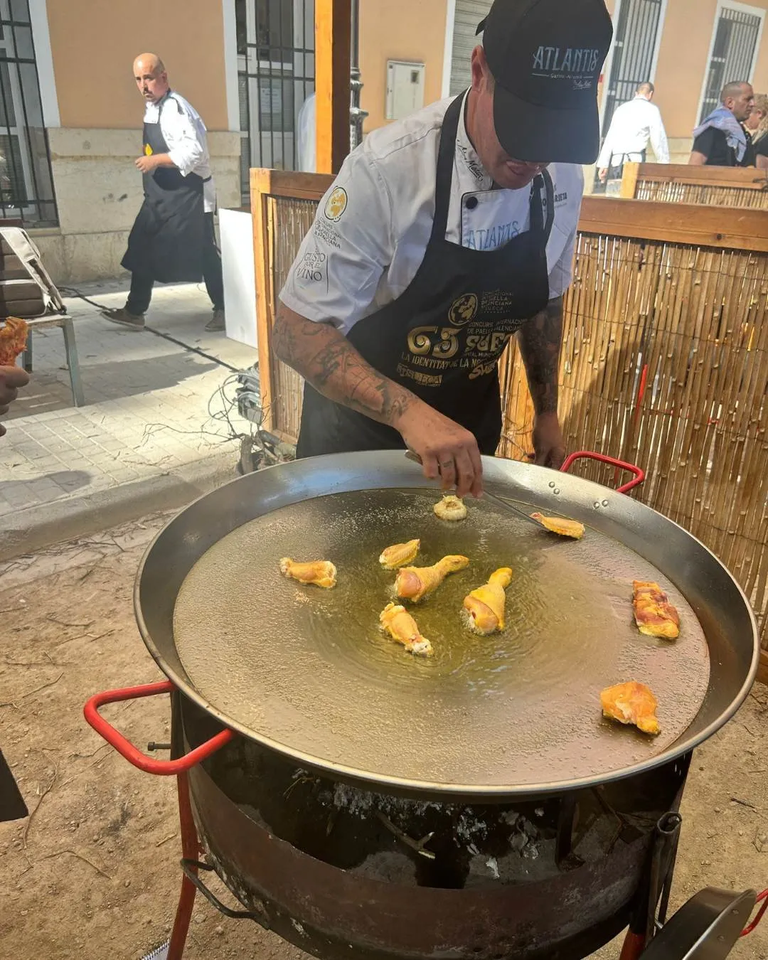 Aday Martín sears the chicken in the paella during the Sueca competition