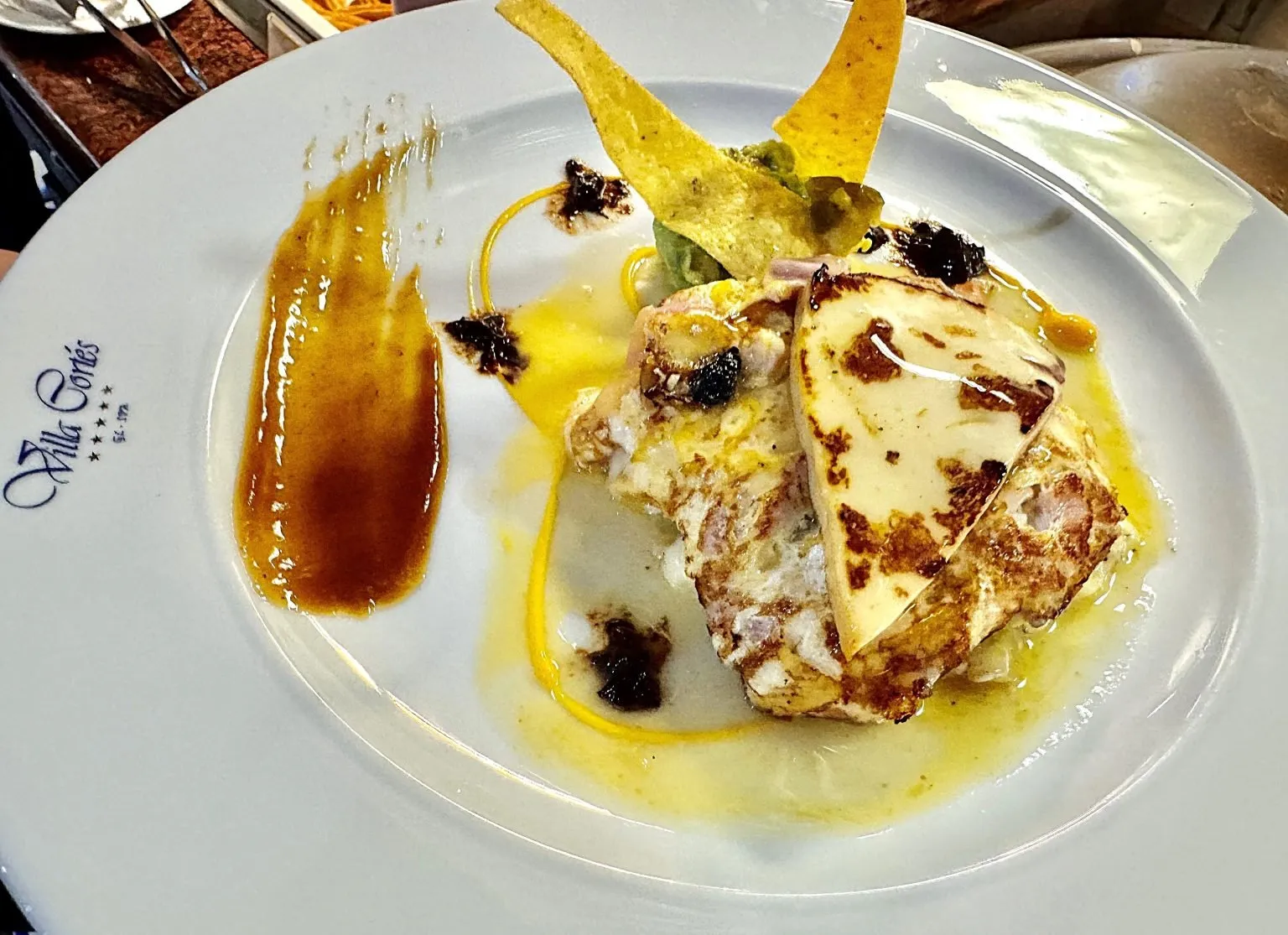 Rolled omelette with ham, guacamole and crispy corn on a Villa Cortés plate