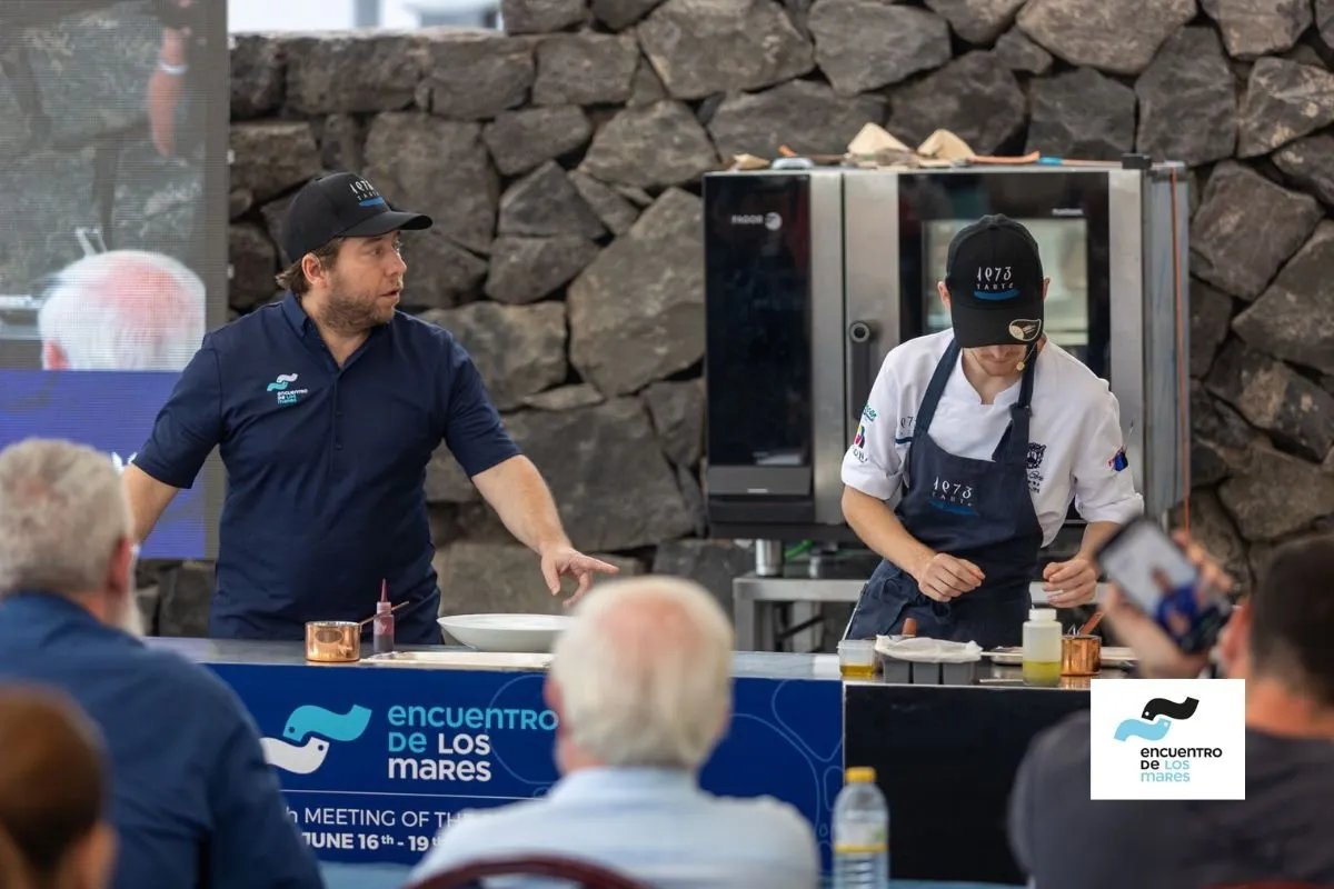 The chef and a cook from his team during the demonstration in front of the audience