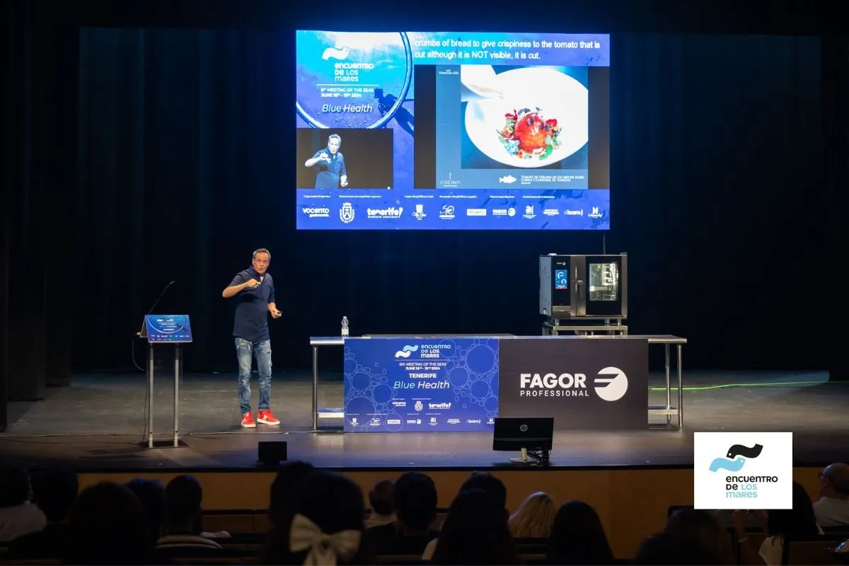 Congress stage with the speaker in front of the screen and the kitchen