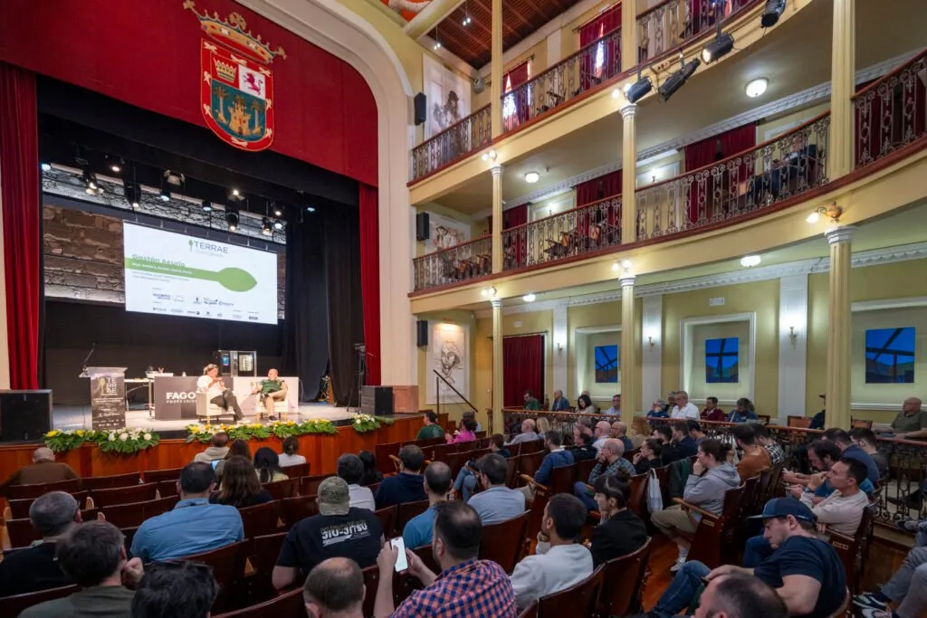 General view of the Teatro de Gáldar during a congress presentation