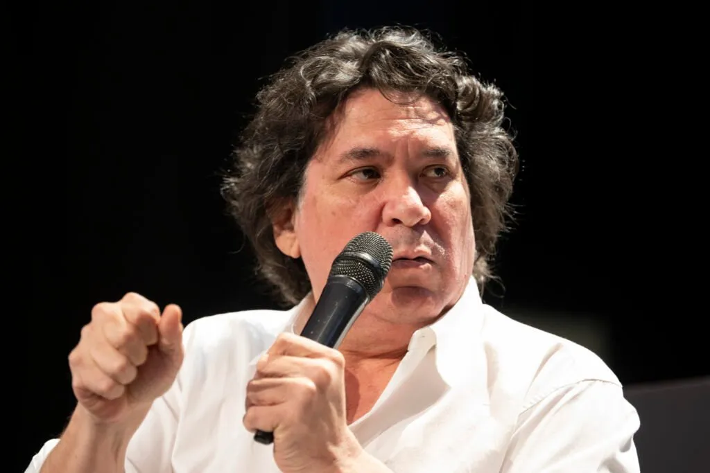 Gastón Acurio speaking with a microphone in hand during his presentation
