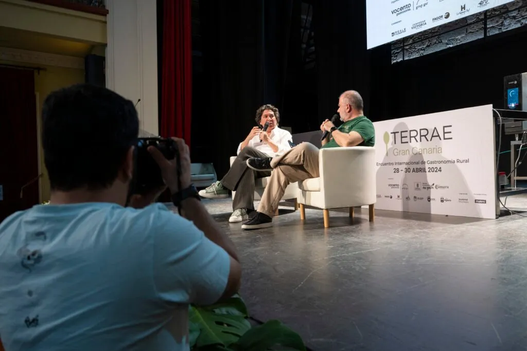 A photographer capturing Gastón Acurio’s talk from the stalls