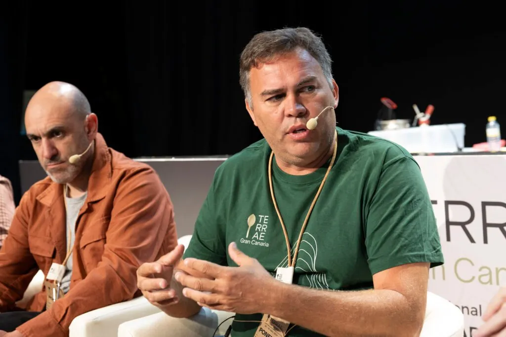 Two participants talking during the round table at the congress